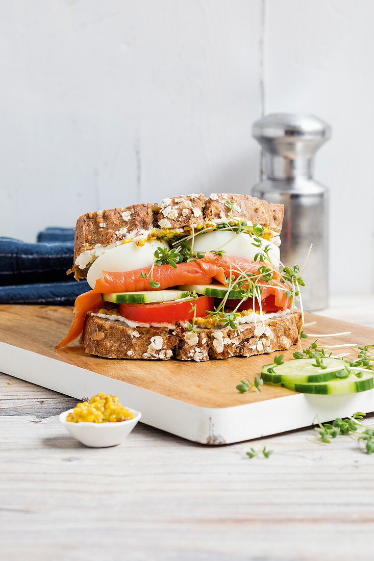 Graved-Lachs-Sandwich mit Ei