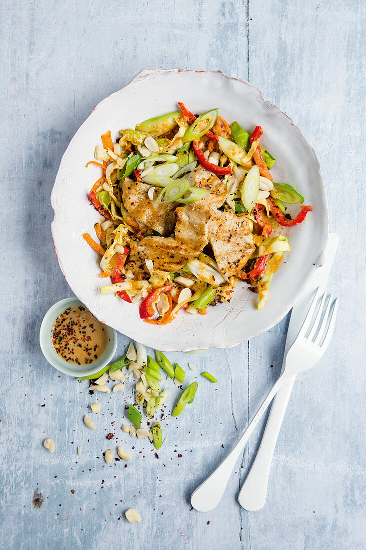 Pointed cabbage and peanut salad with chicken
