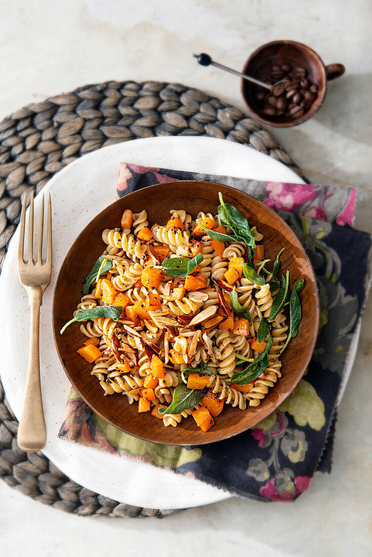 Vollkornfusilli mit Kürbis, Salbei und Nussbutter