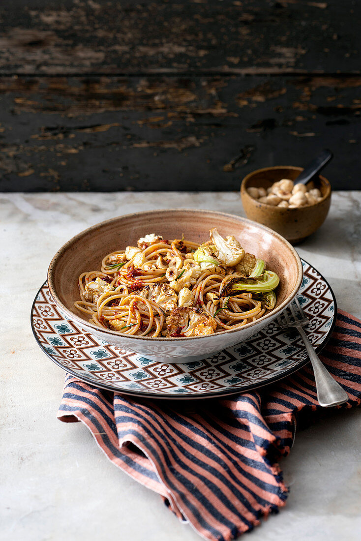 Vollkornspaghetti mit Blumenkohl und Haselnüssen