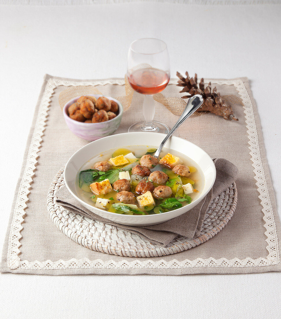 Zuppa alla santè (Suppe mit Endivie und Fleischbällchen, Italien)