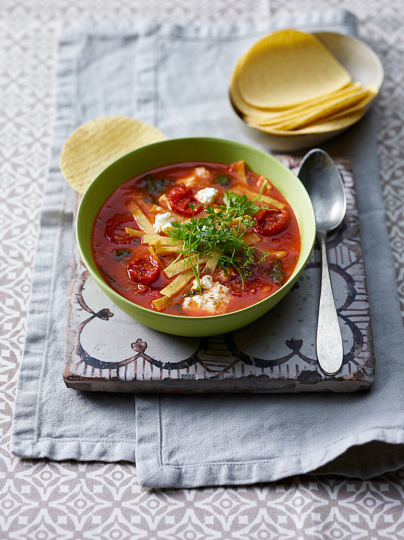 Tortilla-Tomaten-Suppe mit Feta