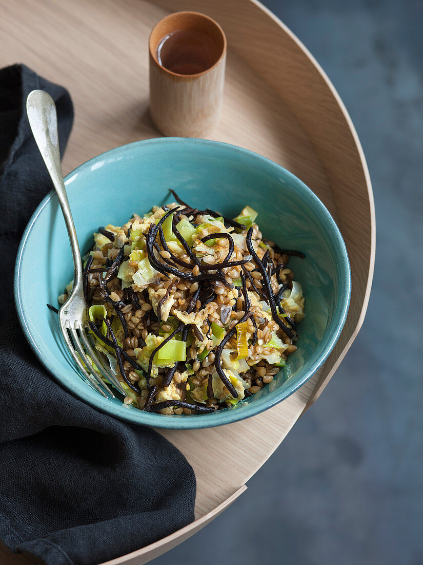 Gebratener Dinkel mit Hijiki-Algen, Lauch und Ei