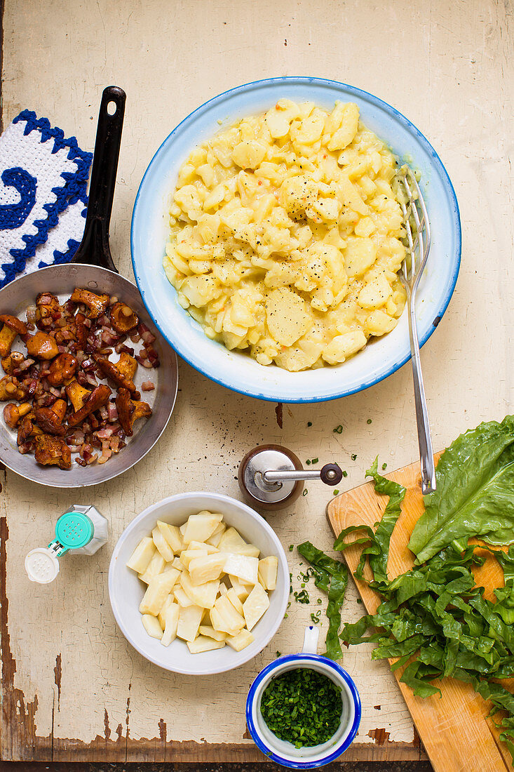 Kartoffelsalat und gebratene Pfifferlinge