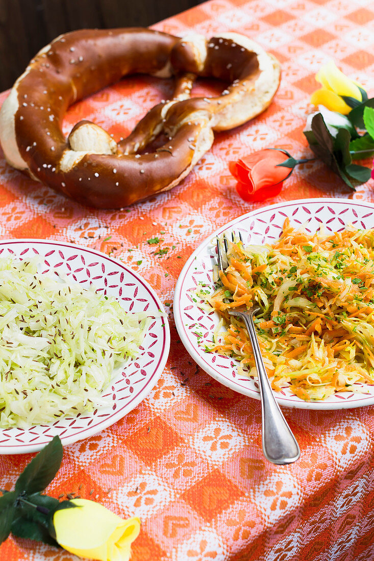 Bayerischer Krautsalat und Karotten-Krautsalat