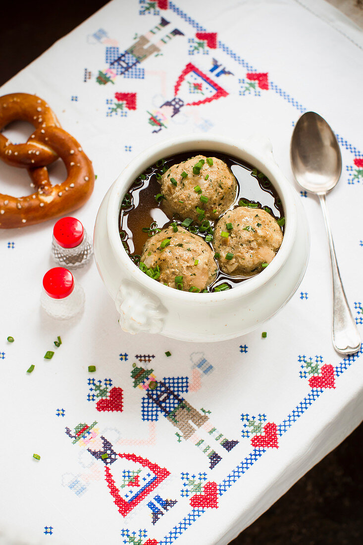 Leberknödelsuppe mit Schnittlauch