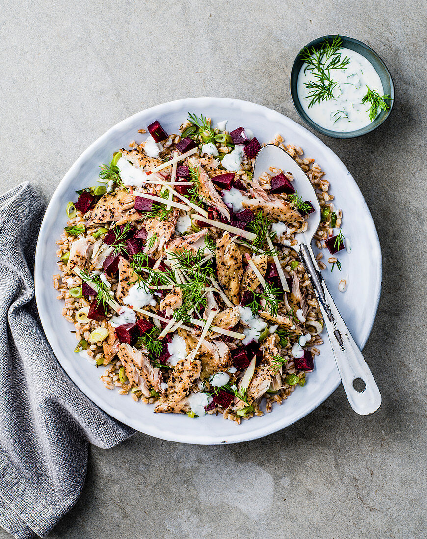 Rote-Bete-Apfel-Salat mit Räuchermakrele und Meerrettichdressing