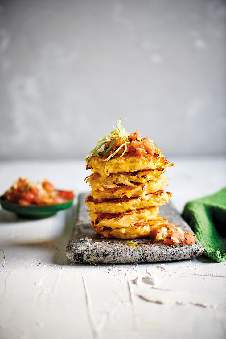 Kartoffel-Mais-Puffer mit Tomatensalsa