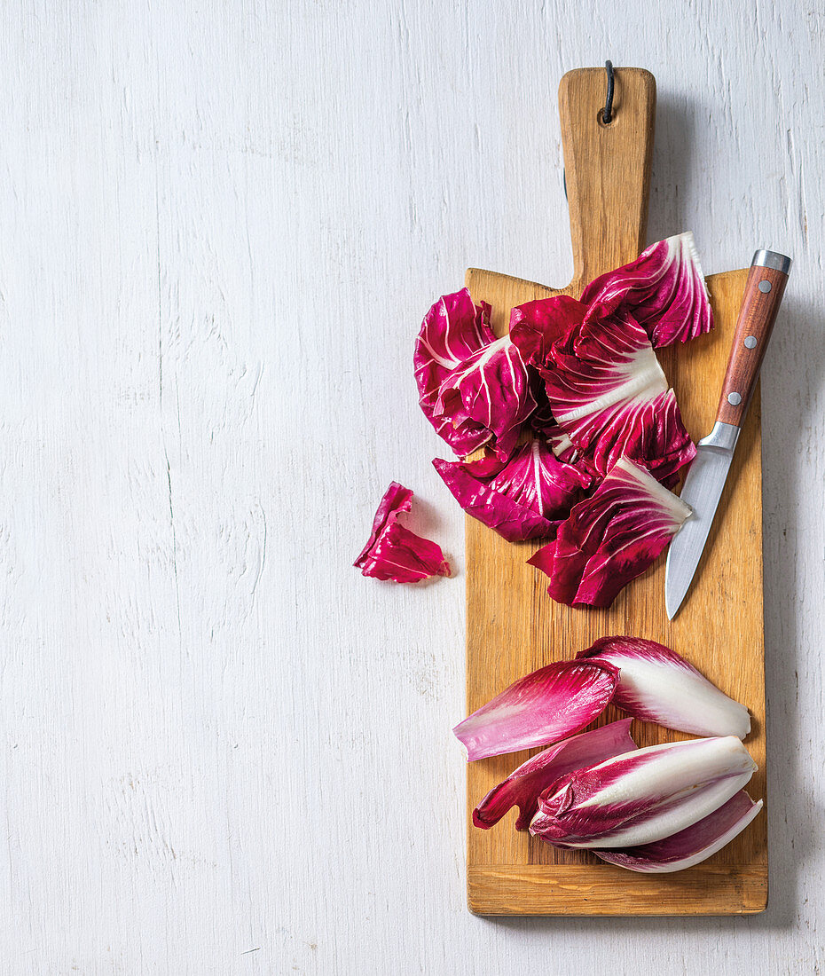 Radicchio und roter Chicorée auf Schneidebrett