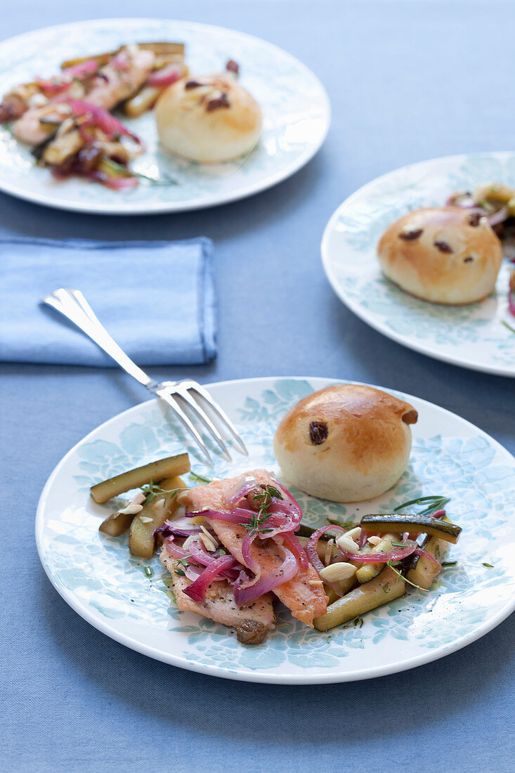 Forellenfilets süß-sauer mit Rosinen-Rosmarin-Brötchen