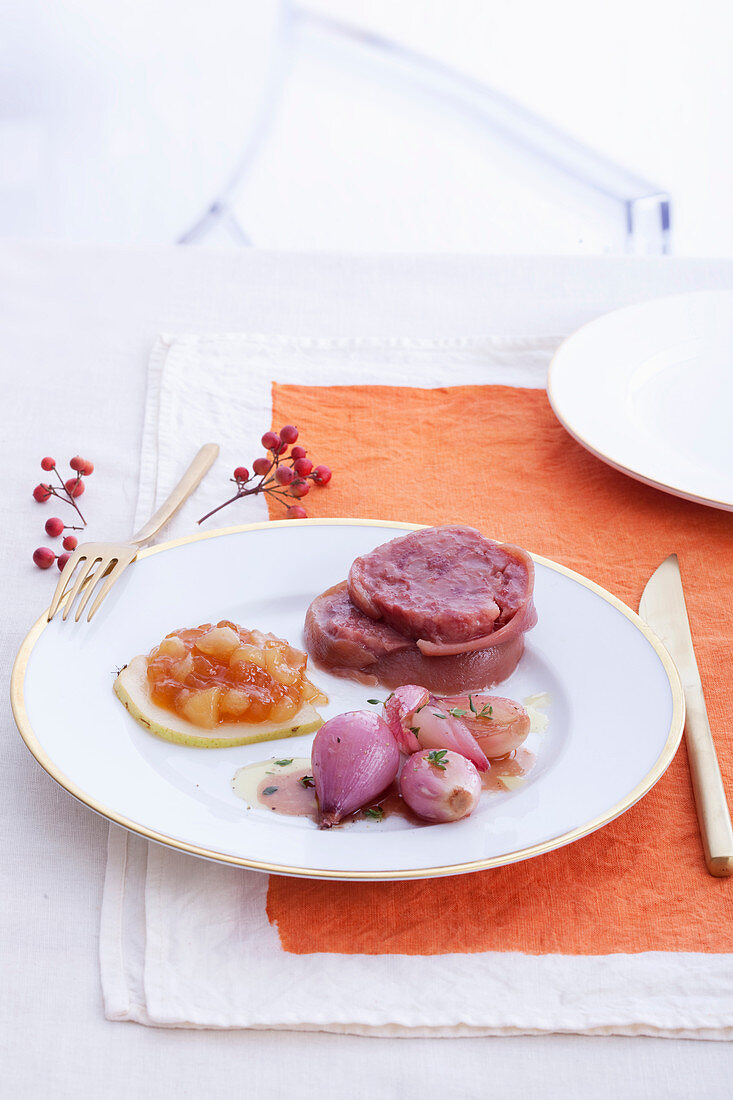 Zampone mit glasierten Schalotten und Birnen-Meerrettich-Sauce