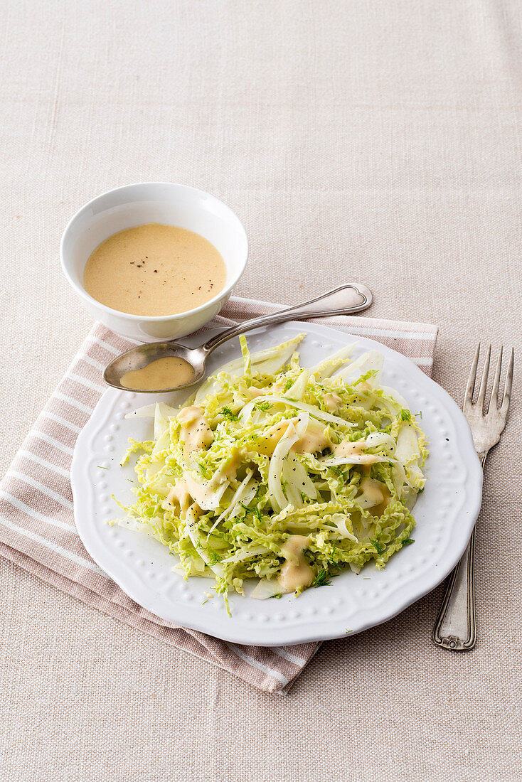 Wirsing-Fenchel-Salat mit Senfvinaigrette