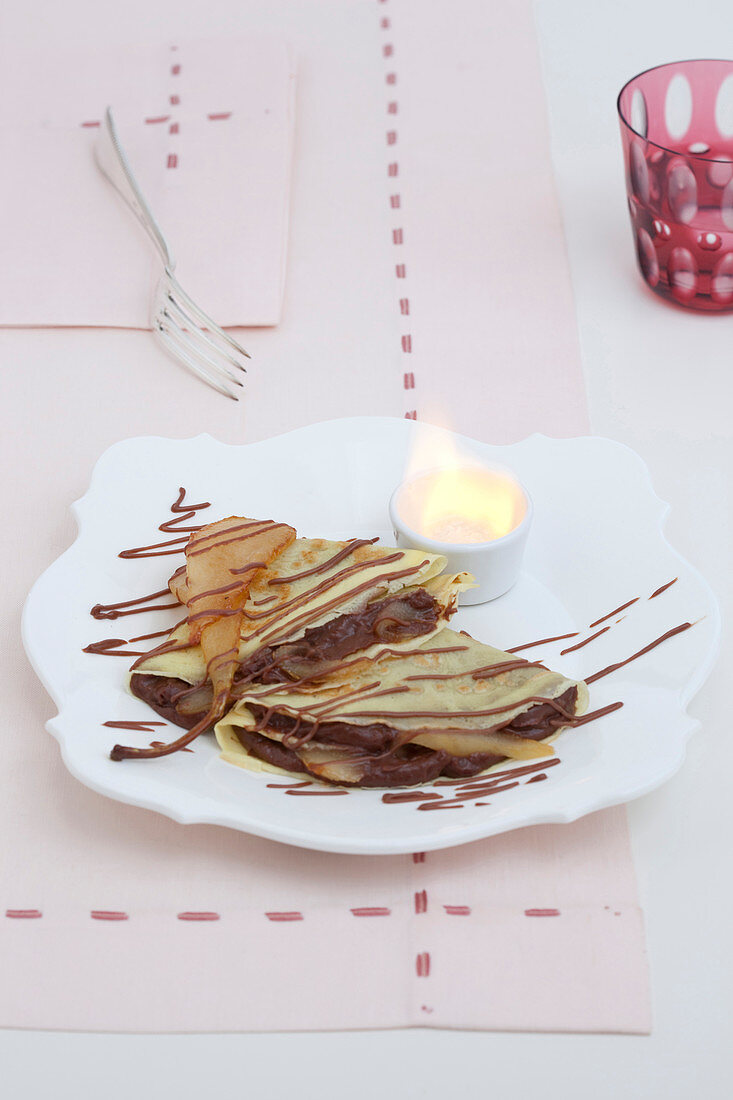 Crêpes mit Schokoladencreme und karamellisierten Birnen