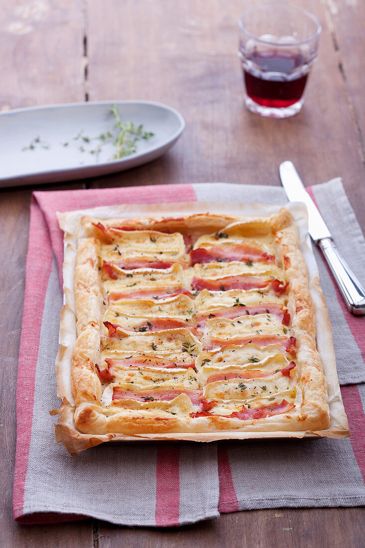 Blätterteigkuchen mit Bacon, Camembert und Thymian