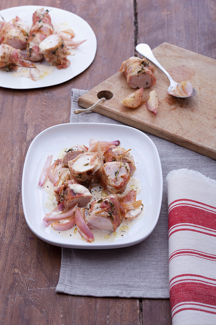 Kaninchenrücken im Senf-Speck-Mantel auf Schalottensauce