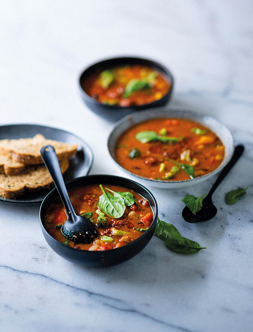 Würzige Gemüsesuppe mit Bohnen und Butternusskürbis