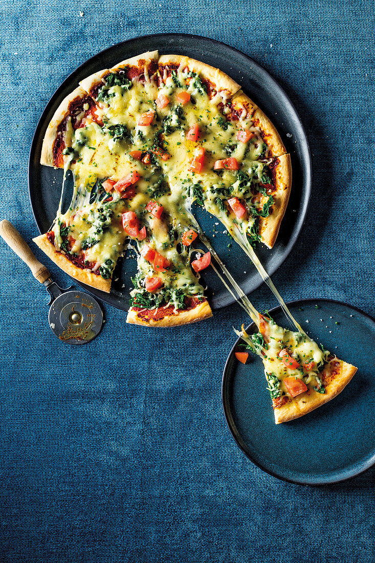 Pizza mit Mangold und Tomaten