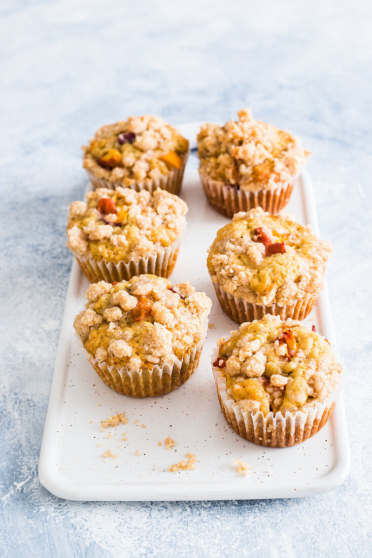 Peaches muffins with streusel