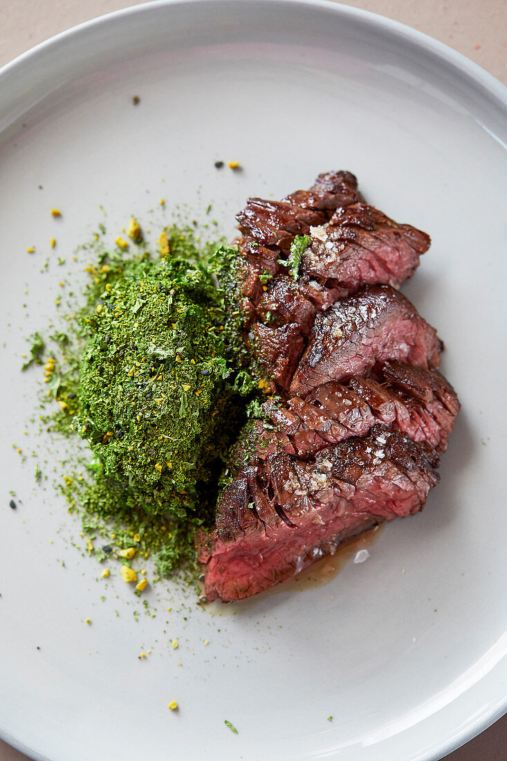 Bavette Steak mit Grünkohlcreme und Algen