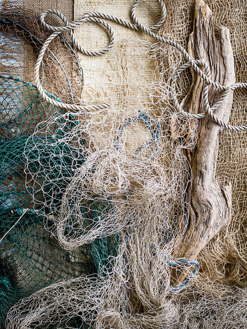 Fischernetz, Seil und Holzstück