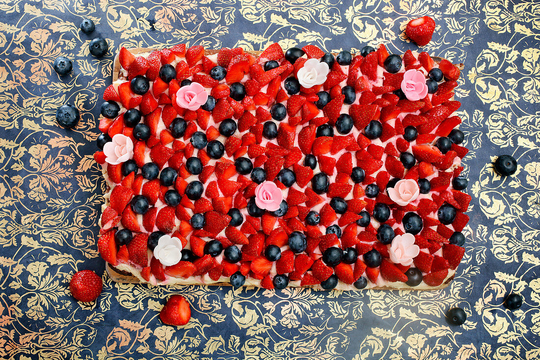 Strawberry and blueberry cake with flowers