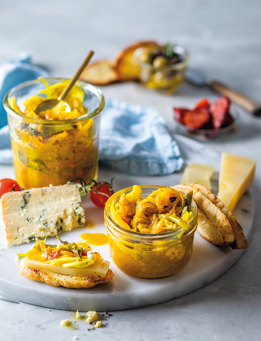 Piccalilli-Relish mit Brokkoli und Blumenkohl