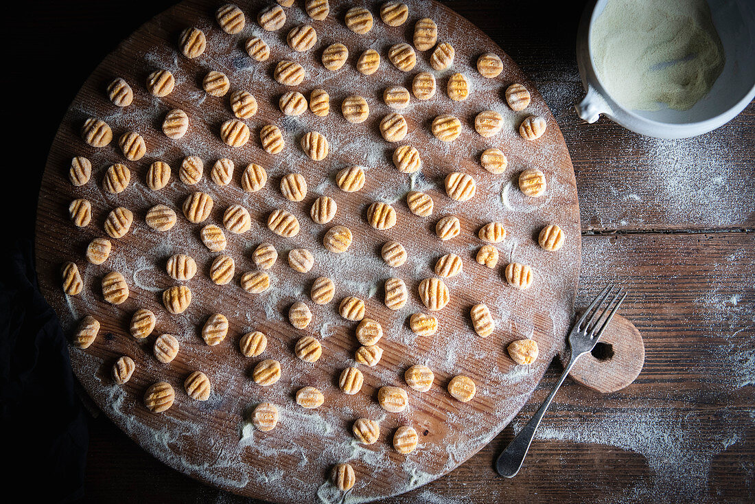 Selbstgemachte rohe Kürbis-Gnocchi auf Holzbrett