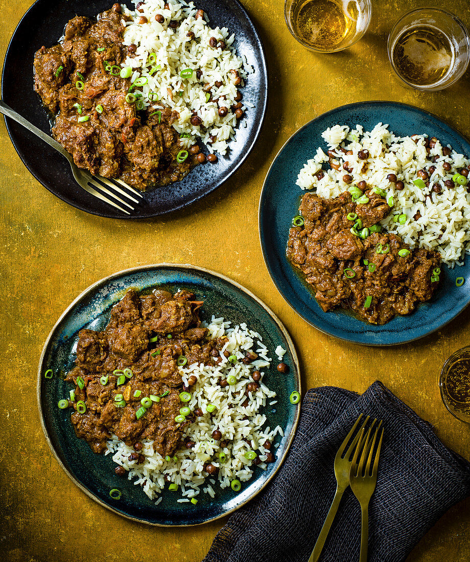 Curry-Schweinefleisch mit Reis und Erbsen (Jamaika)