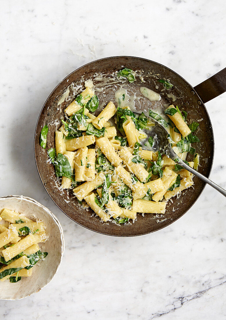 One-pot pasta with goat's cheese and spinach