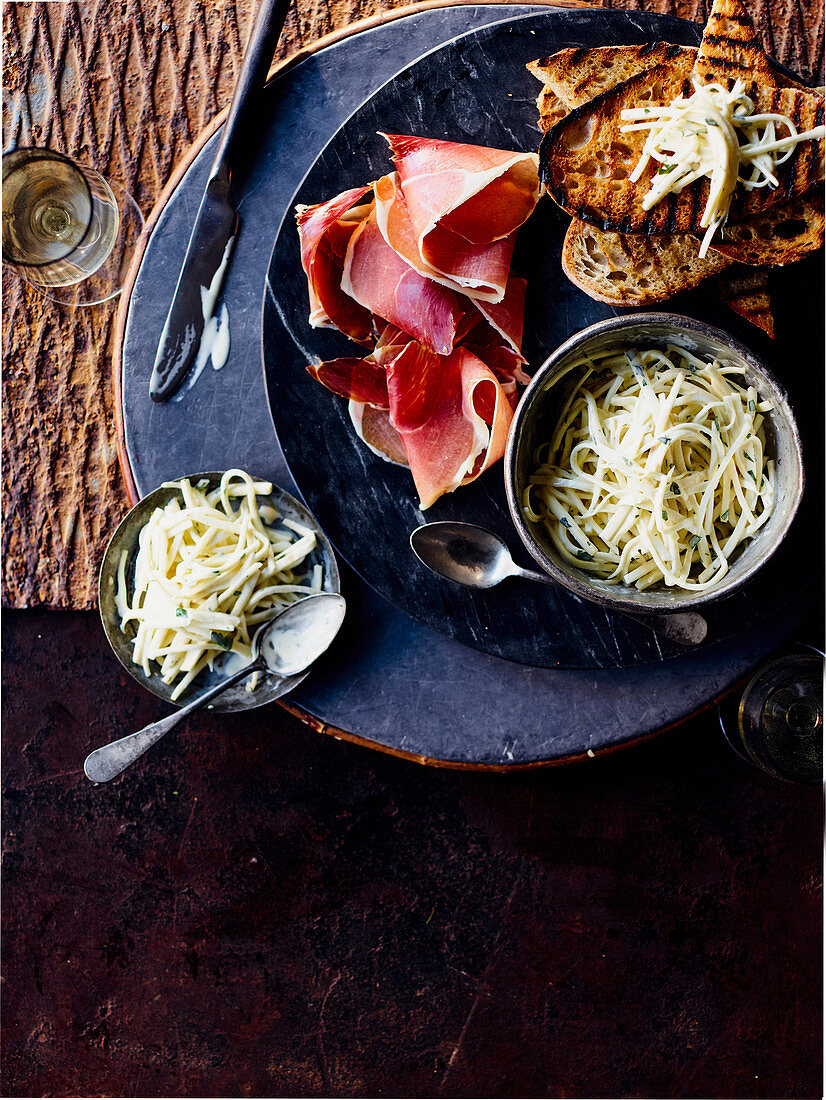 Sellerie-Remoulade mit Serranoschinken und Sauerteigbrot