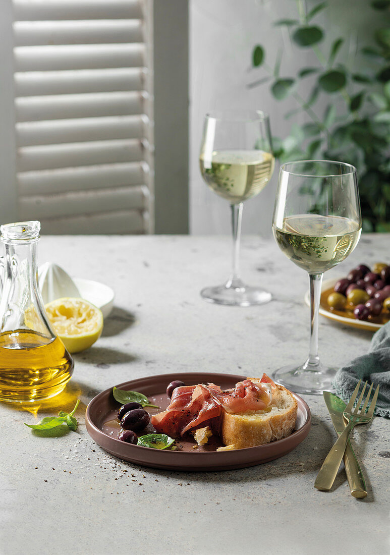 Toskanischer Schinken mit Oliven und Brot