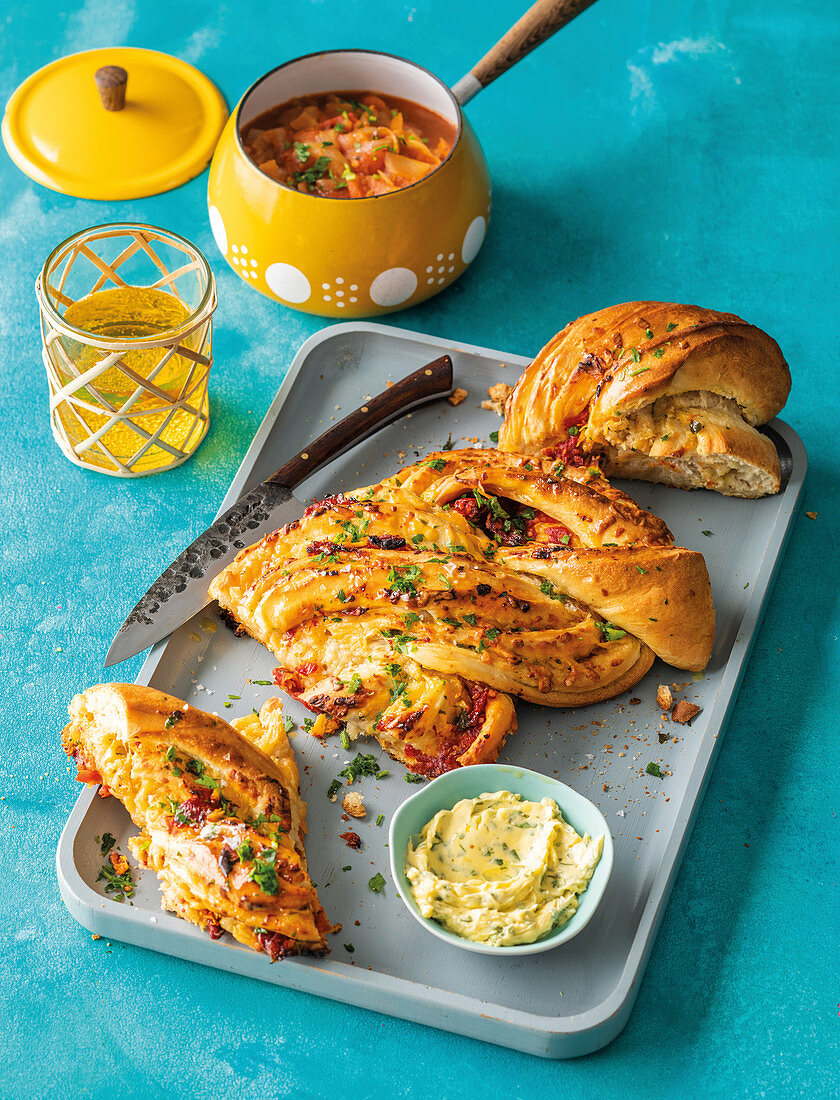 Geflochtenes Braai-Brot mit getrockneten Tomaten und Cheddar