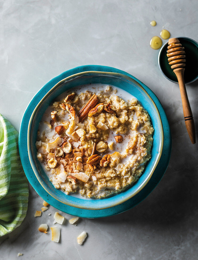 Quinoa-Porridge mit Zimt und Nüssen