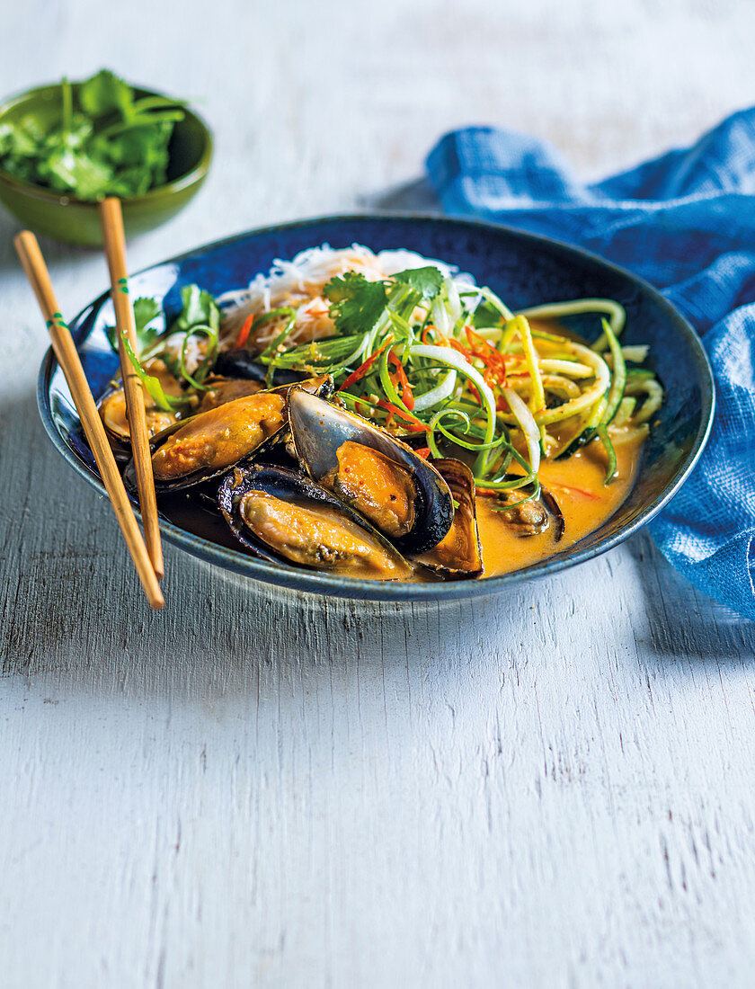 Miesmuschel-Bowl mit Reisnudeln und Zucchini (Thailand)