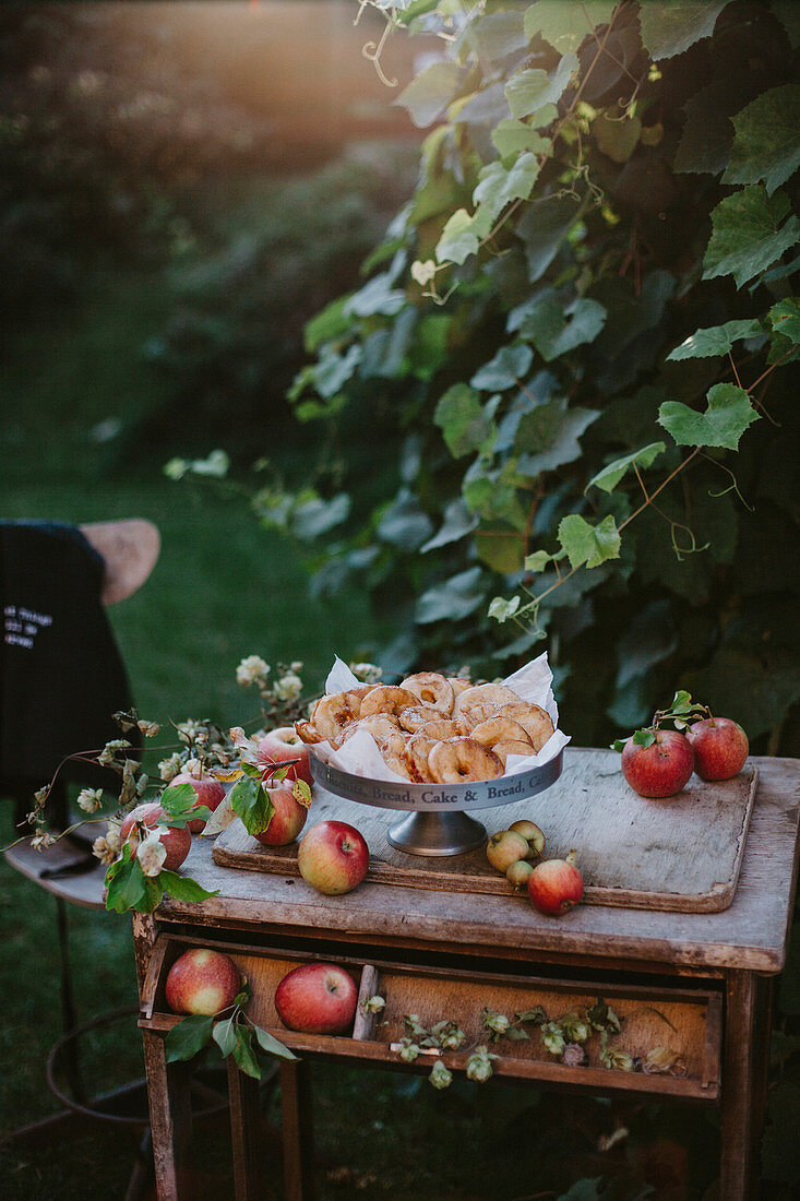 Apfelkücherl auf herbstlichem Tisch im Freien