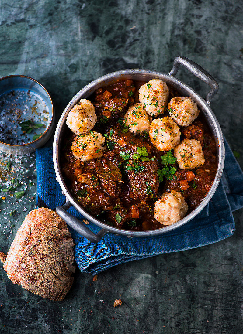 Rindergulasch mit Semmelknödeln