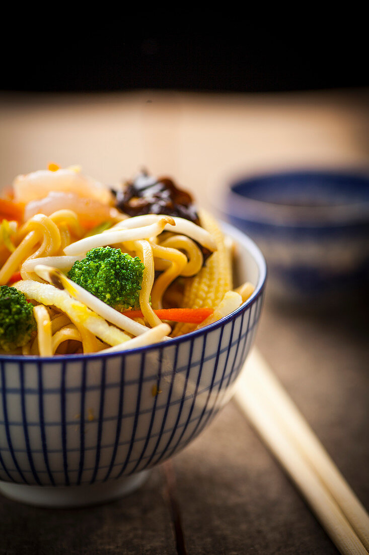 Asian noodles with vegetable and prawns