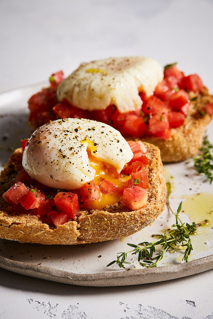Griechische Ntacos mit Tomaten und pochiertem Ei