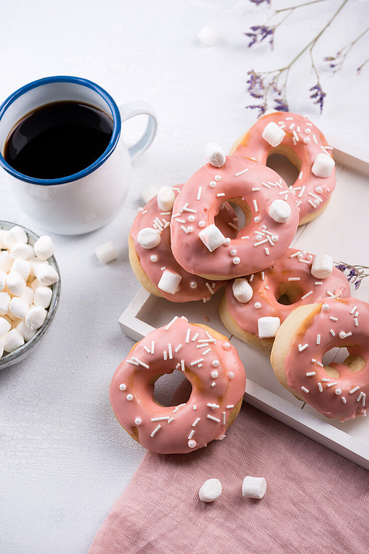 Vegane Donuts mit Zuckerglasur, Streuseln und Marshmallows