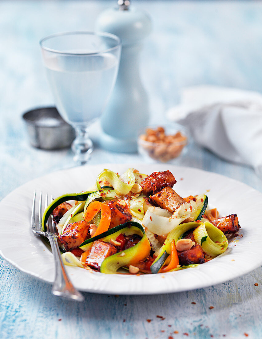 Zucchini-Karotten-Zoodles mit mariniertem Tofu, Erdnüssen und Chiliflakes