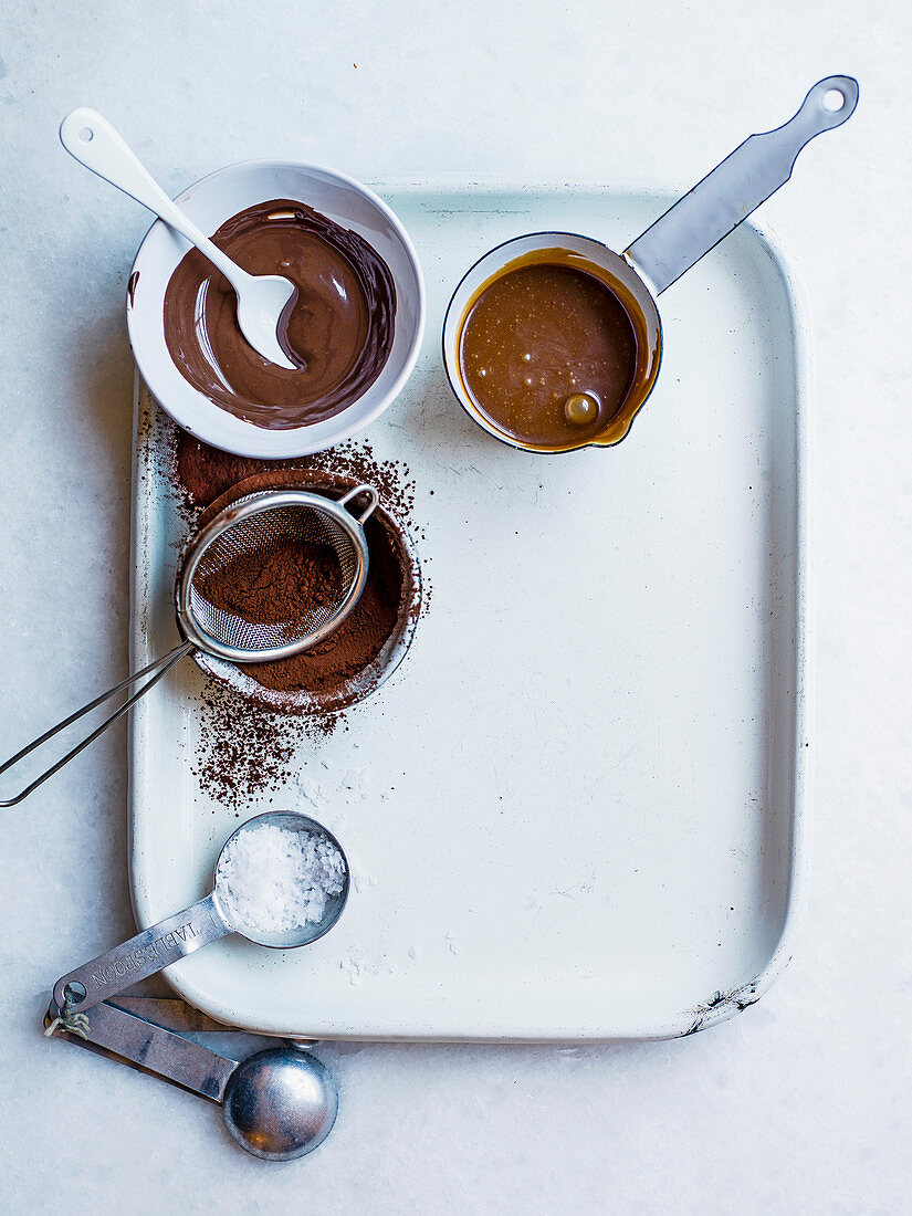Schokoladensauce und Kakaopulver