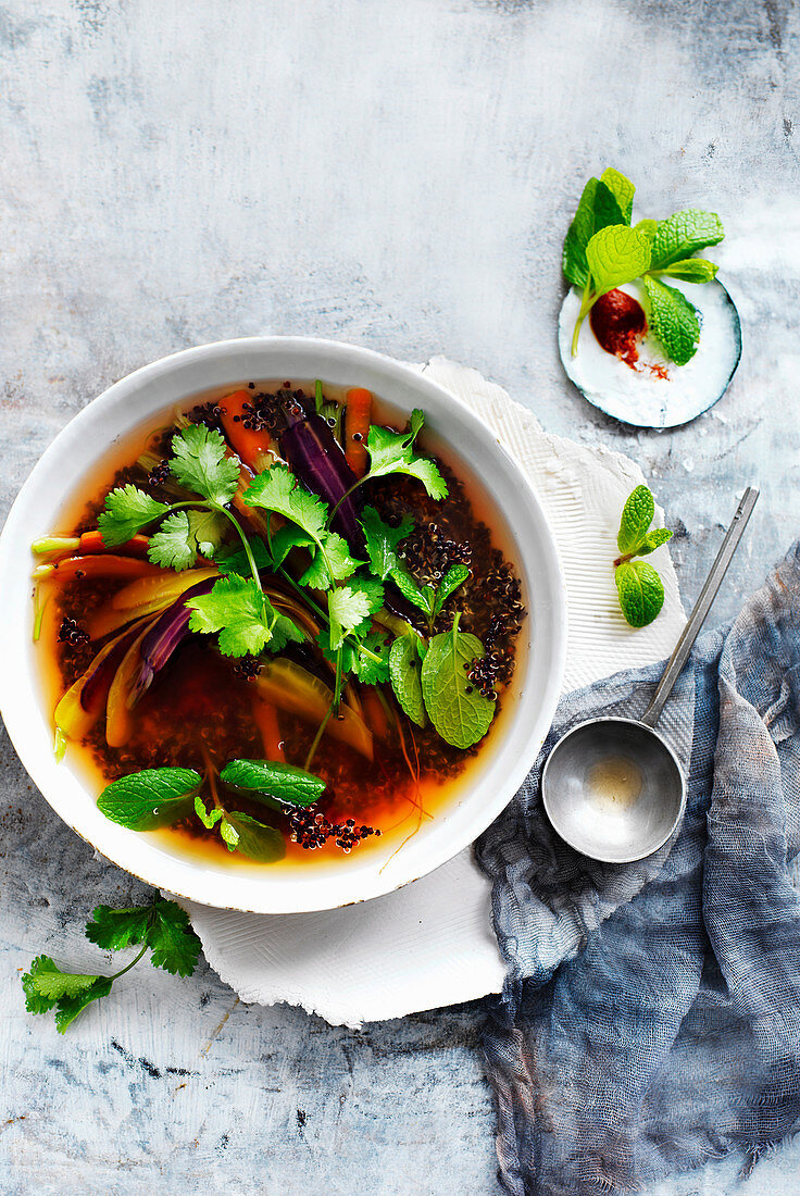 Karottensuppe mit Harissa und Quinoa