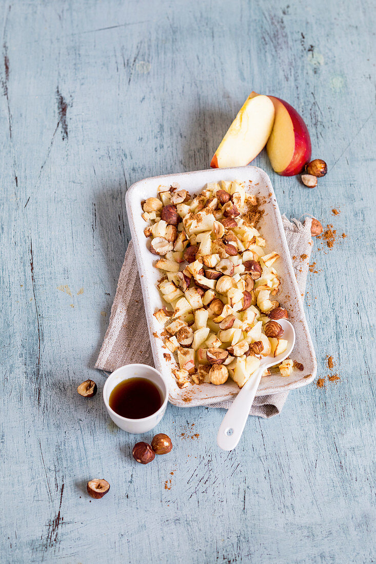 Gebackener Apfel mit Haselnüssen und Zimt