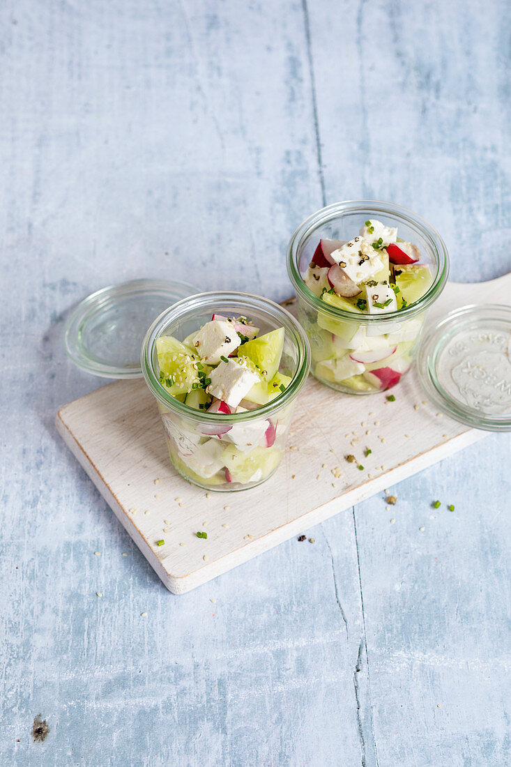 Schneller Sommersalat mit Gurke, Radieschen und Feta