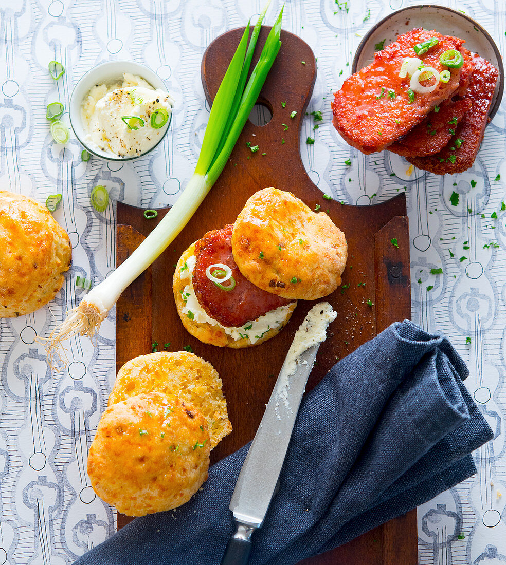 Scones belegt mit Frühstücksfleisch