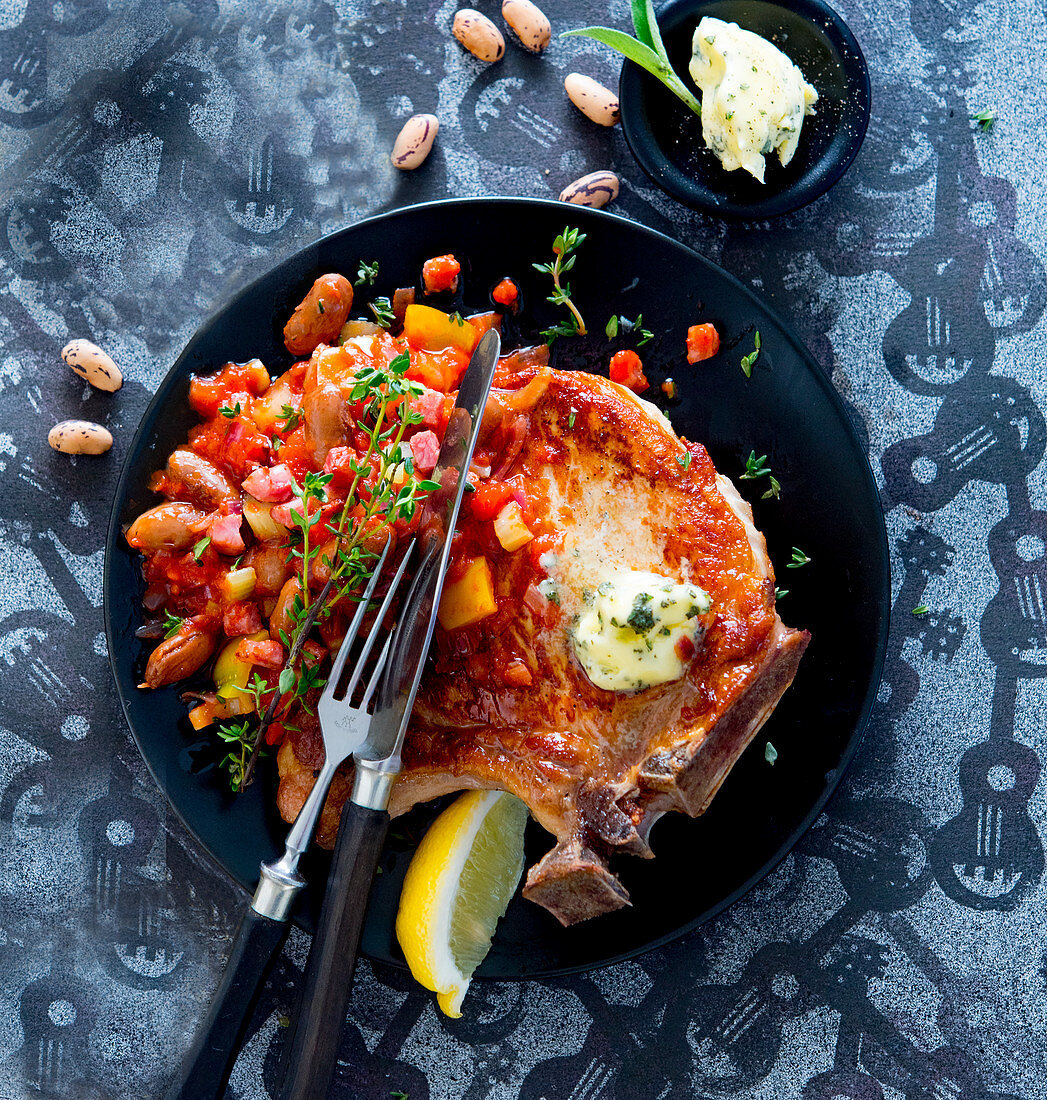 Schweinekotelett mit Bohnen und Tomaten