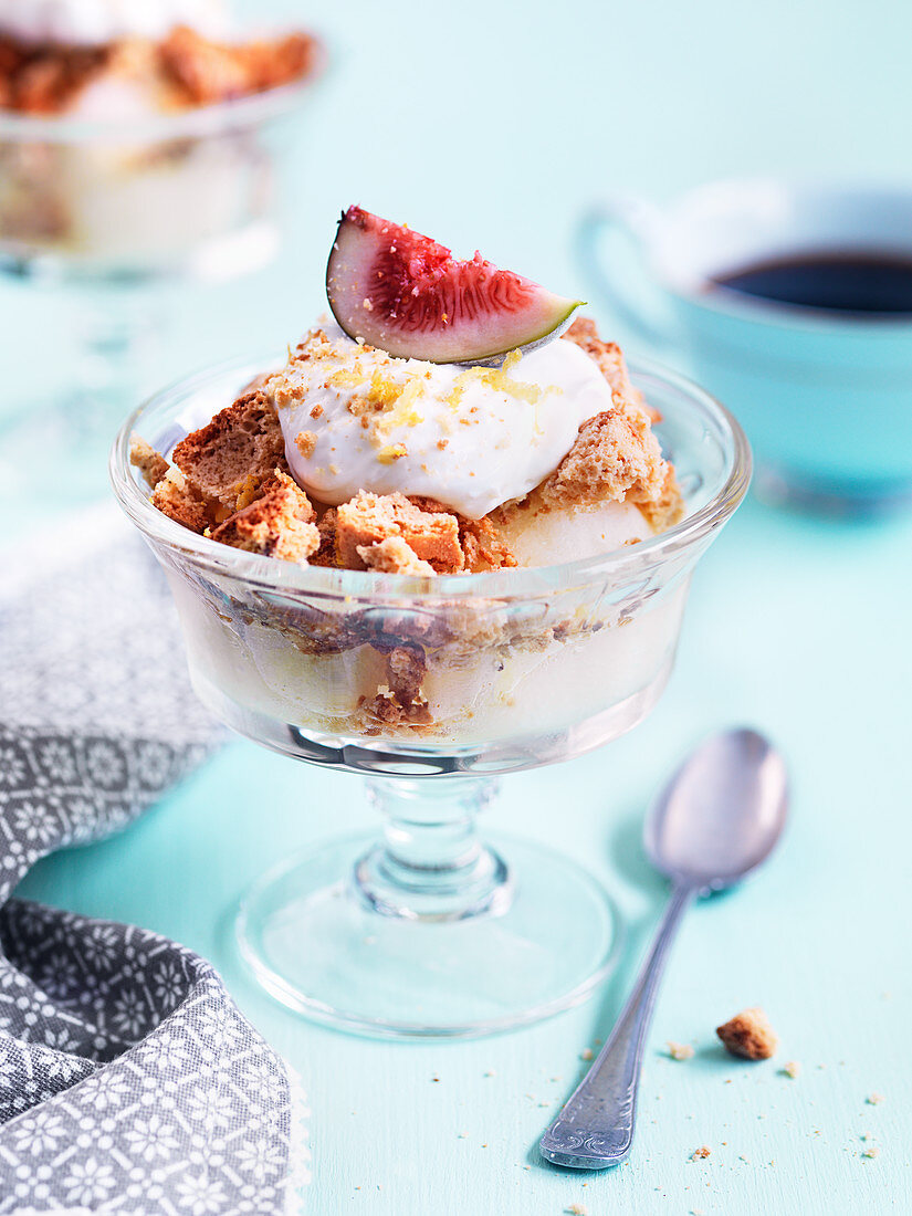 Ice cream with biscuit crumbs, cream and cut fig
