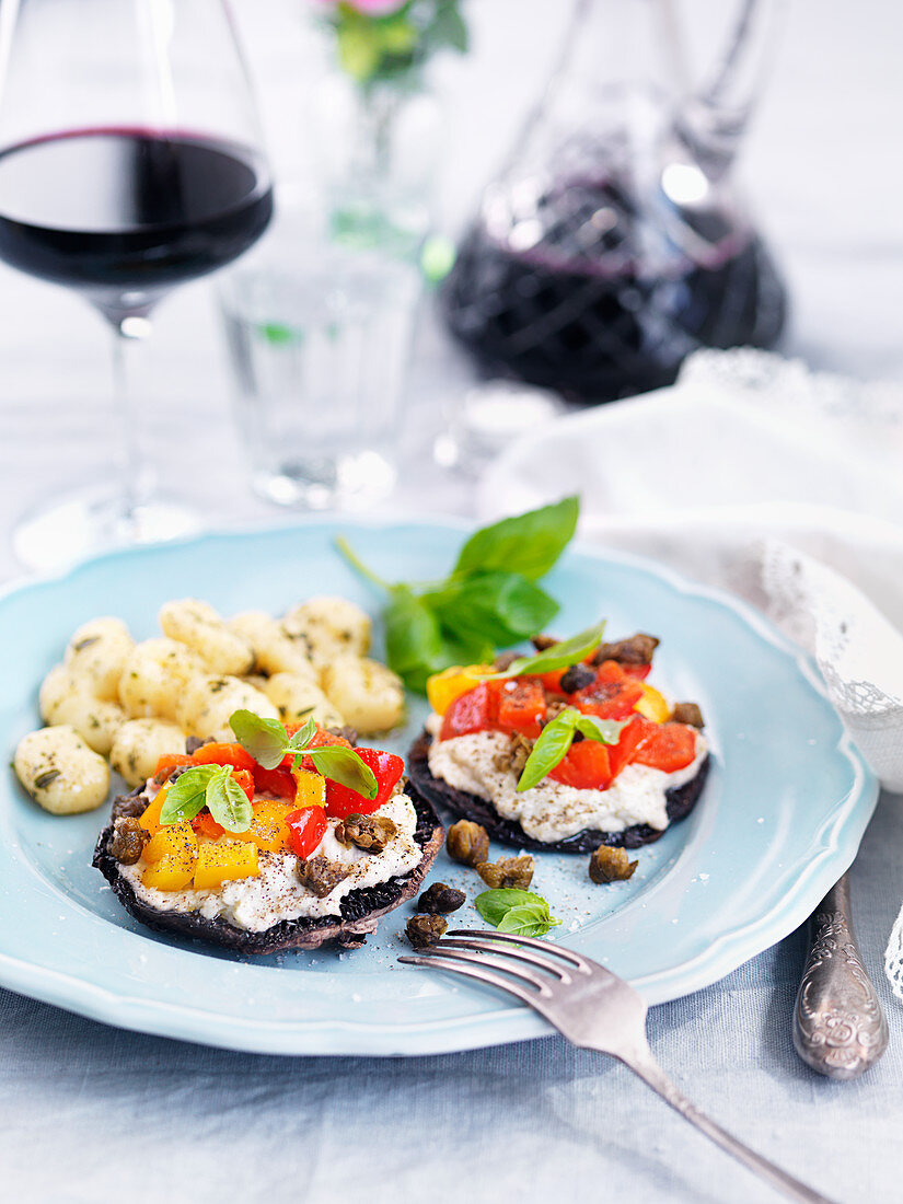 Gefüllte Portobellopilze mit Paprika und Kapern serviert mit Gnocchi