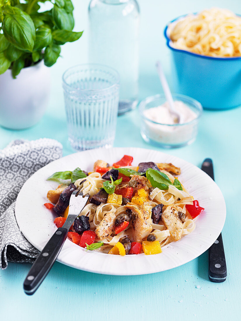 Tagliatelle mit Paprika, Pilzen, Artichocken und Kapern