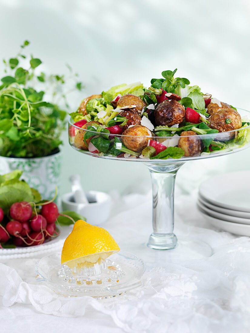 Kartoffelsalat mit Radieschen, Brunnenkresse und Parmesan